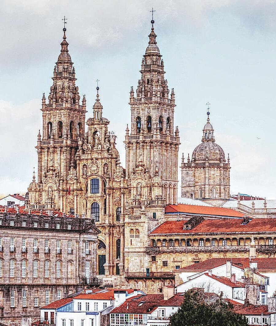 Santiago de Compostela é um destino mágico que oferece uma mistura perfeita de história, espiritualidade e beleza arquitetônica. Ao visitar a Catedral de Santiago de Compostela, o Hostal dos Reis Católicos, a Casa do Cabildo, o Centro Galego de Arte Contemporânea, o Museu do Povo Galego, o Museu da Catedral de Santiago de Compostela, San Lorenzo de Trasouto e o Palácio de Raxoi, você mergulhará na rica cultura e tradição da cidade. Não importa se você é um peregrino em busca de conexão espiritual, um amante da história e da arte ou um explorador curioso, Santiago de Compostela tem algo especial para oferecer. Com acesso fácil e diversas opções de transporte, esta cidade encantadora aguarda sua visita. Abrace a aventura, explore seus tesouros ocultos e deixe-se envolver pela magia de Santiago de Compostela