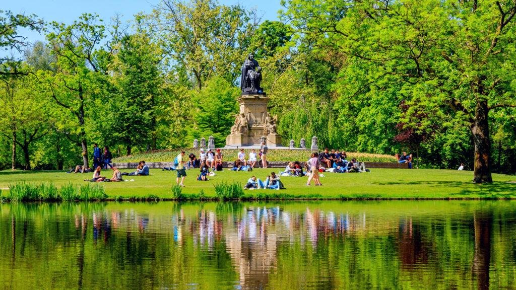 O Mágico Vondelpark: Uma Pausa Verdejante na Cidade